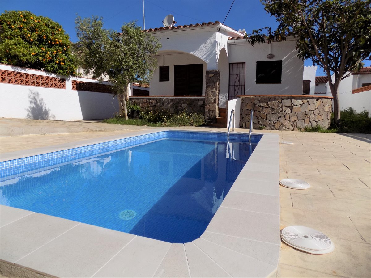 Maison au rez-de-chaussée avec jardin et piscine