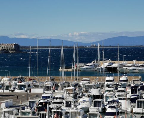 DUPLEX CON VISTA AL MAR AL CLUB NAUTICO, JARDIN Y PISCINA COMUNITARIOS.