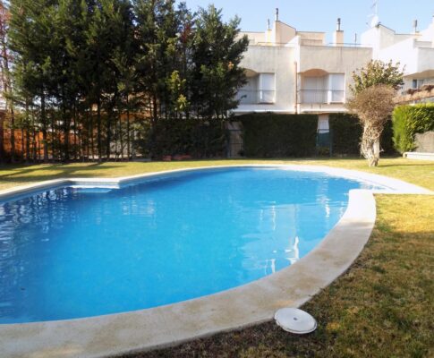 Alquilar casa pareada L’Escala piscina jardín comunitarios