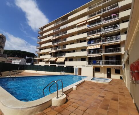 APARTAMENT AMB ASCENSOR I AMPLIA TERRASSA A 50 mts. DE LA PLATJA