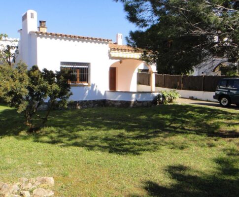 Ground floor house to rent L’Escala 450 mts garden