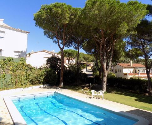 Casa per llogar a L’Escala amb piscina privada i jardí