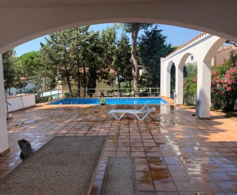 CASA AILLADA A PROP DE LA PLATJA DE MONTGÓ AMB GRAN SOLAR I PISCINA PRIVADA