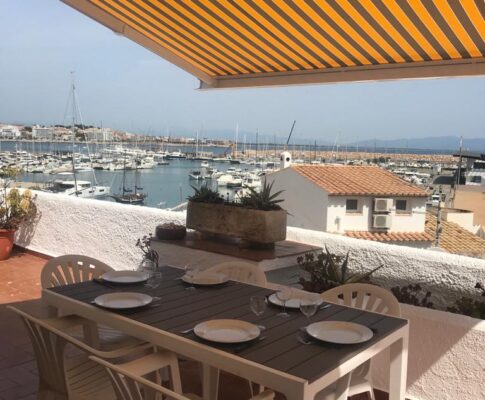 Ático con vistas al náutico de L’Escala gran terraza