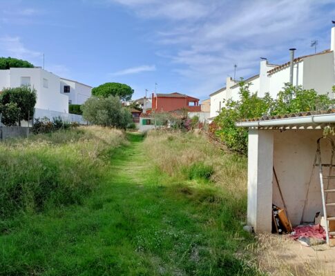 TERRENY DE 790m2 PER EDIFICAR A 400 METRES DE LA PLATJA